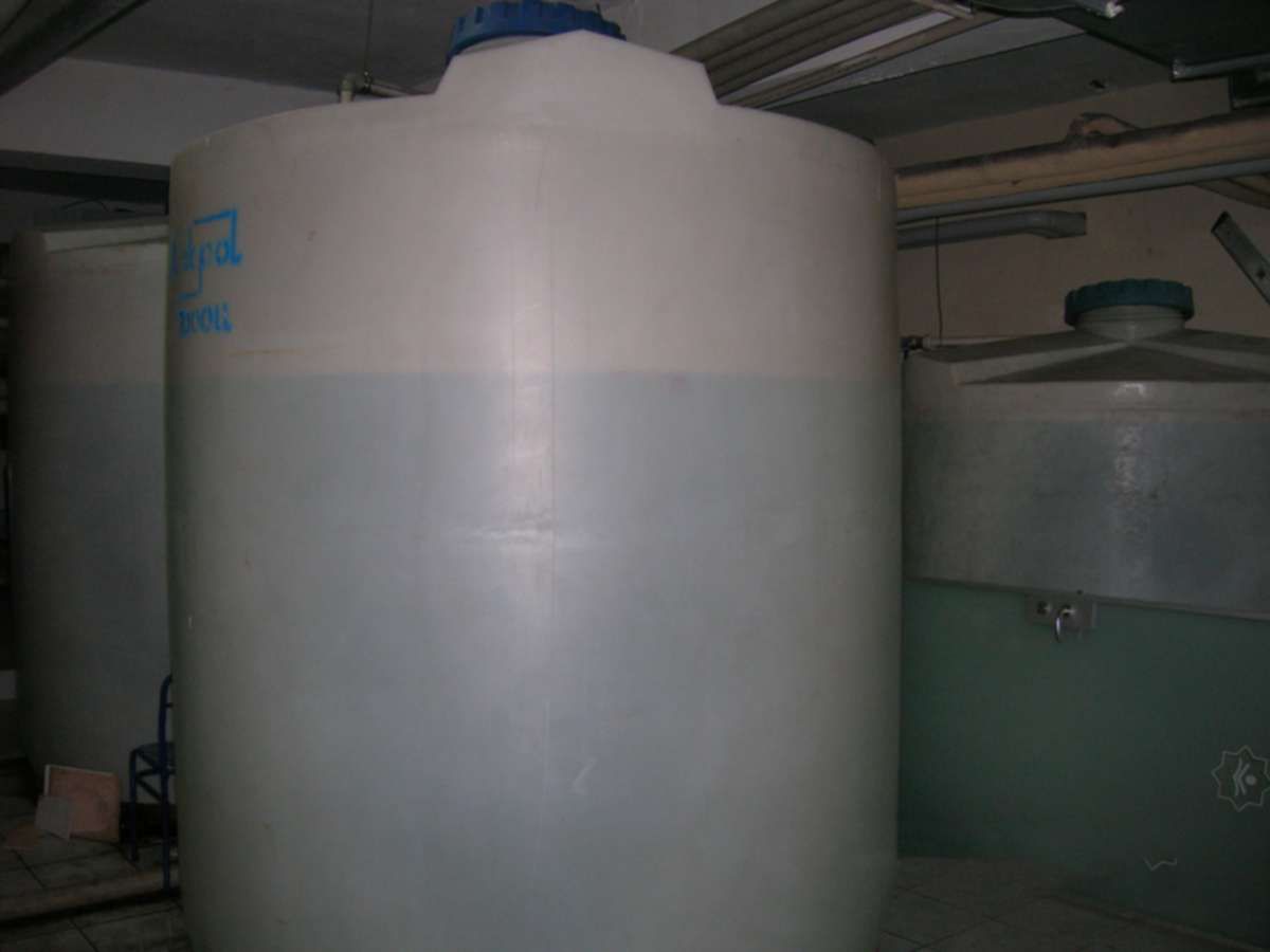 Polyester su deposu